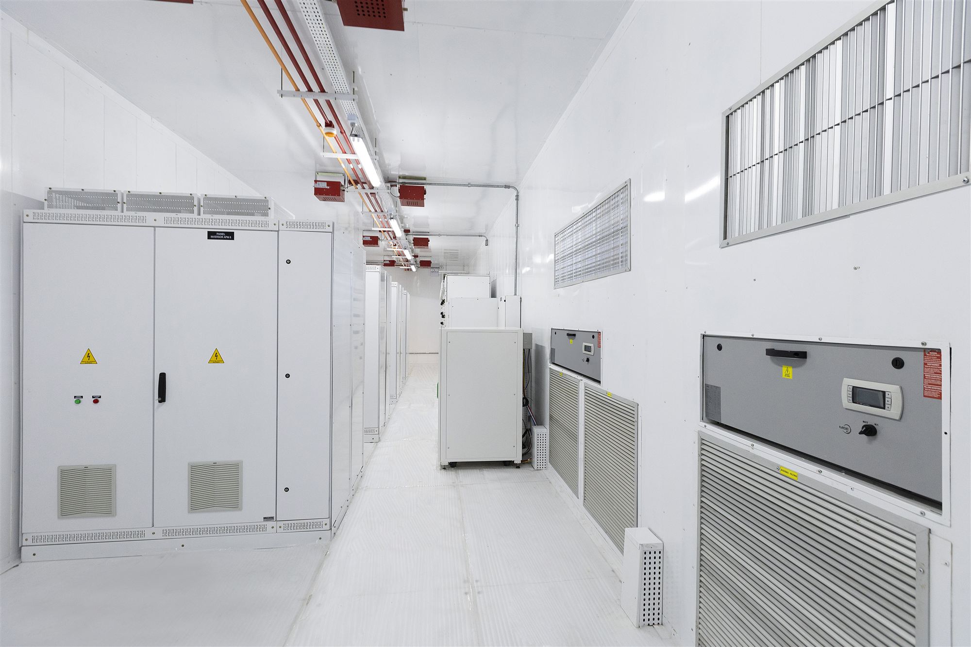 Electrical center corridor with modular structure and ventilation